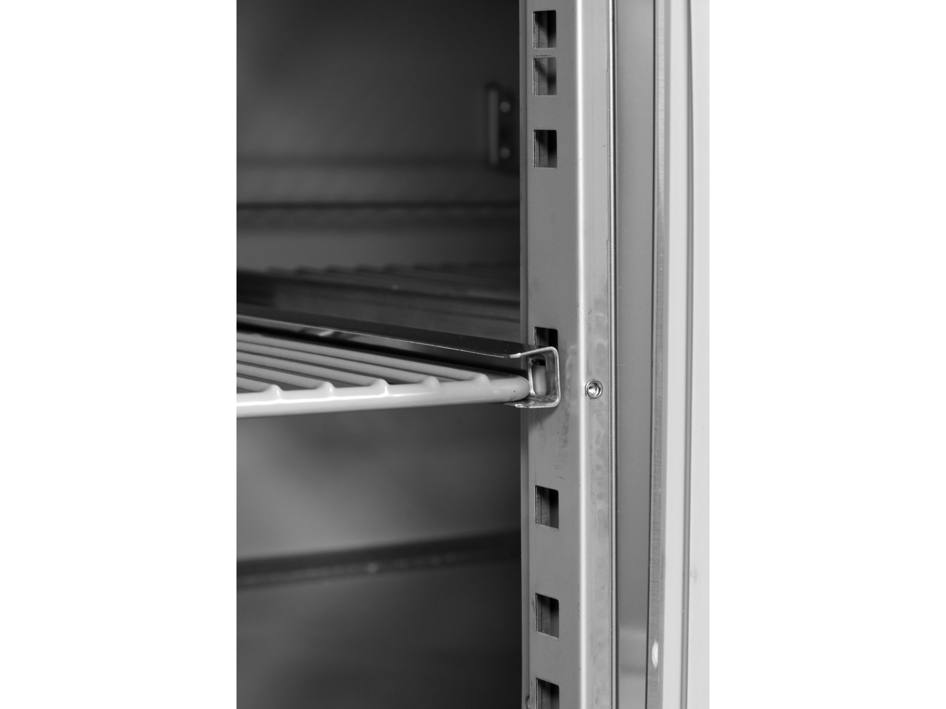 Cooling table with 3 glass door