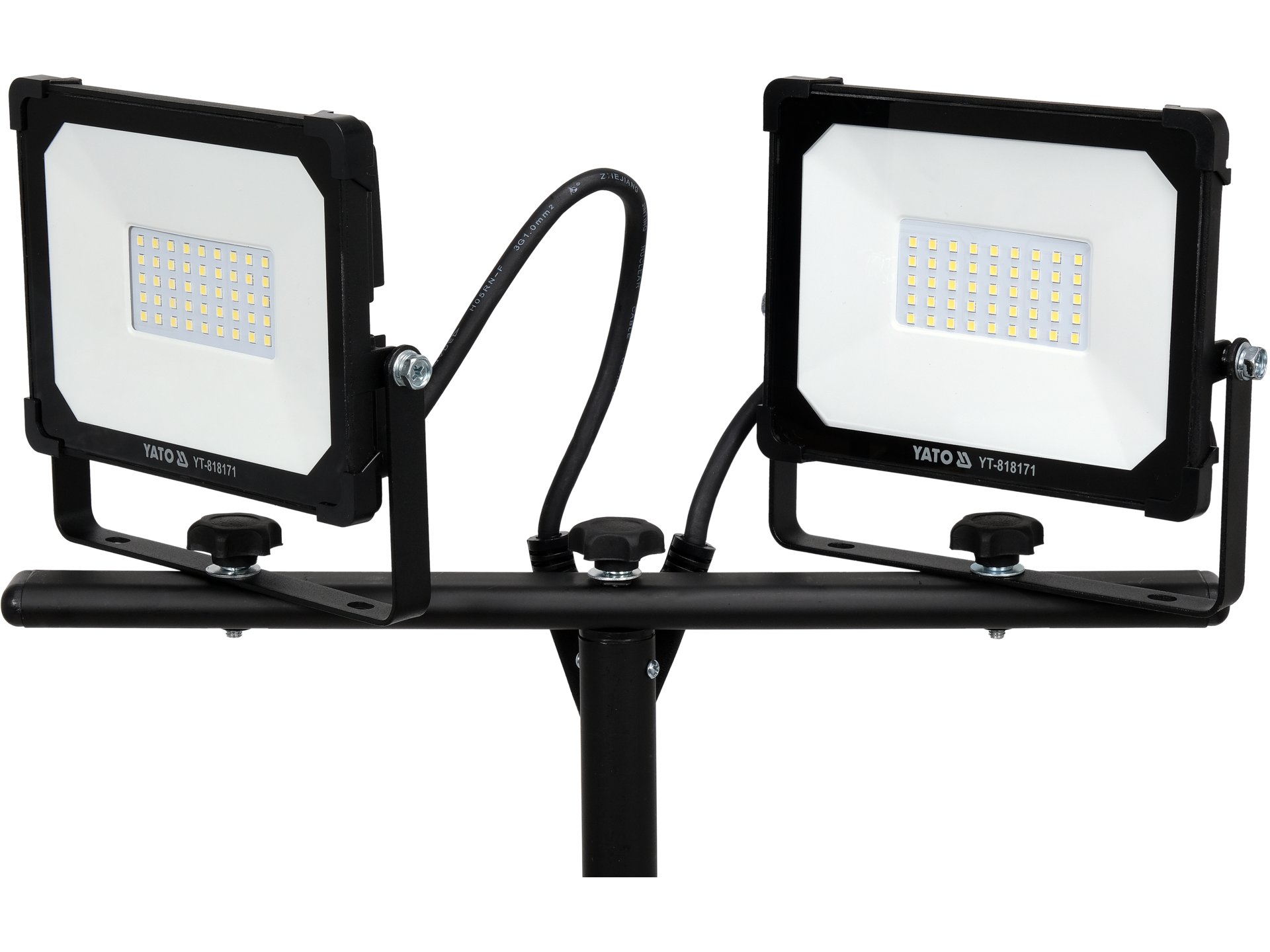 LED prožektors uz statīva