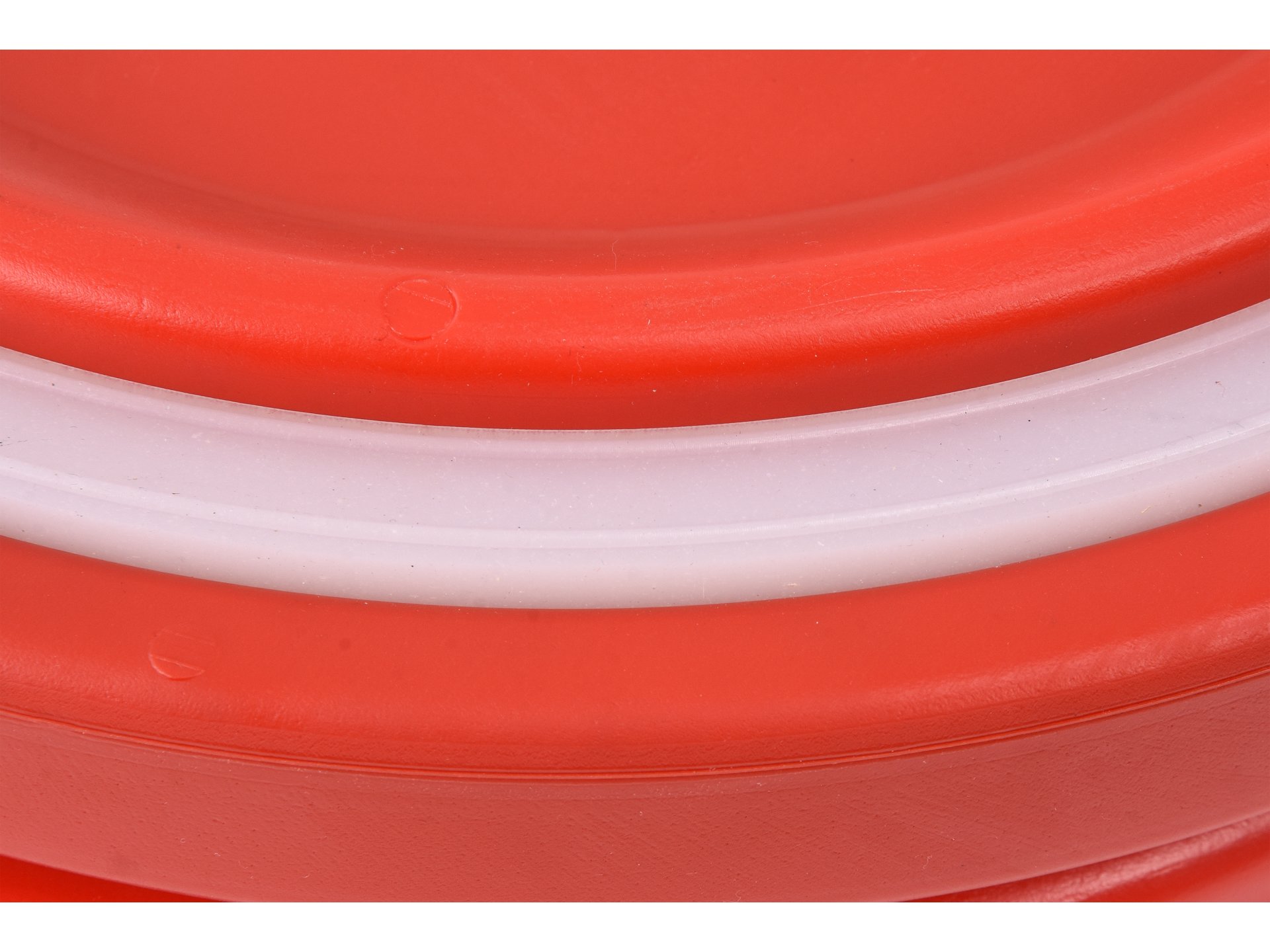 Round isothermal container