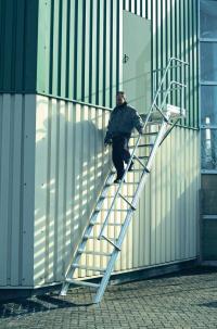 Izturīgas alumīnija kāpnes KRAUSE ar platformu 600mm /45°
