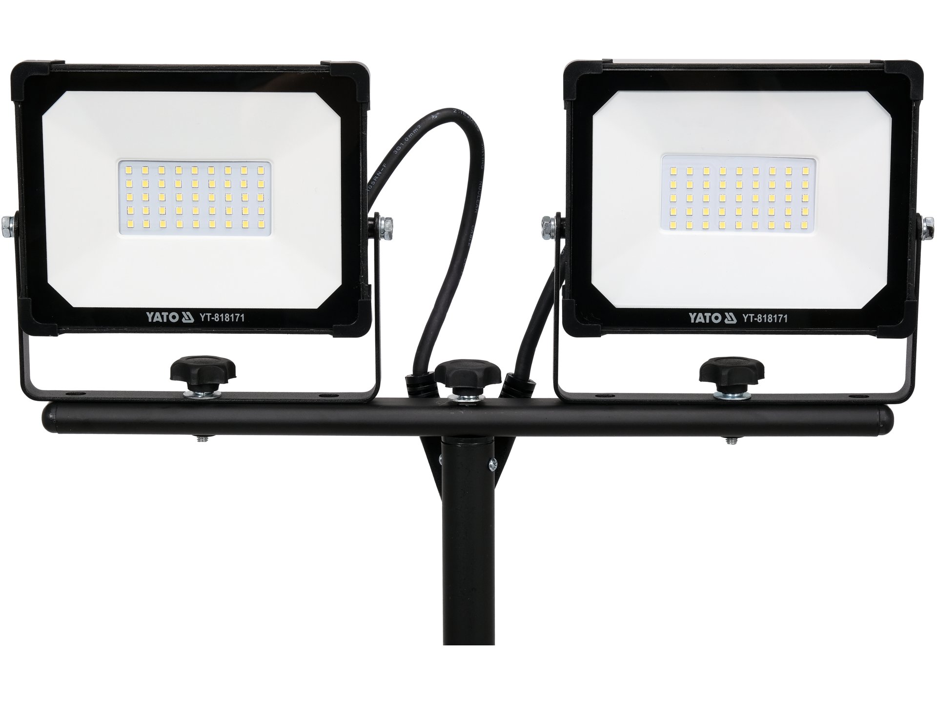 LED prožektors uz statīva