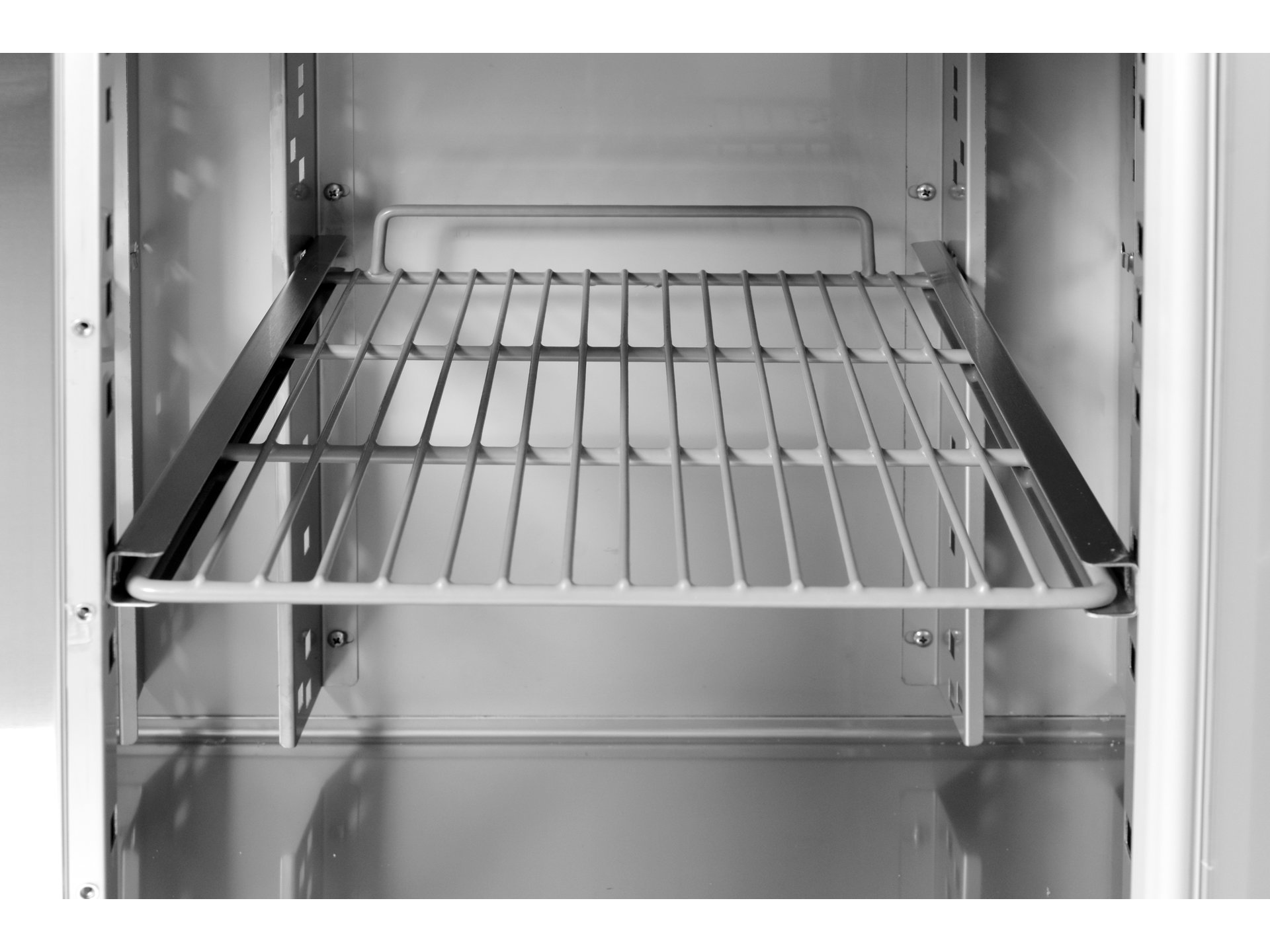 Cooling table with 2 glass door