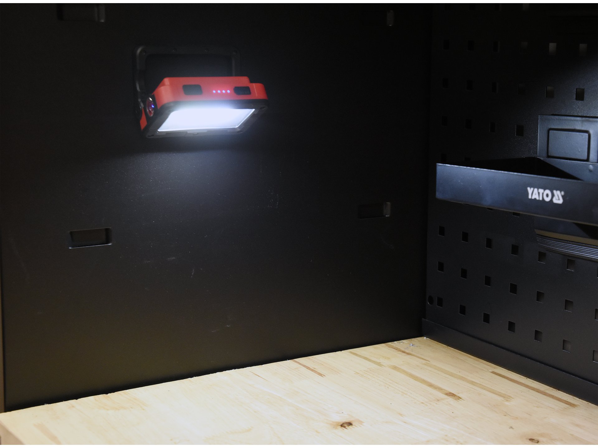LED uzlādējams prožektors