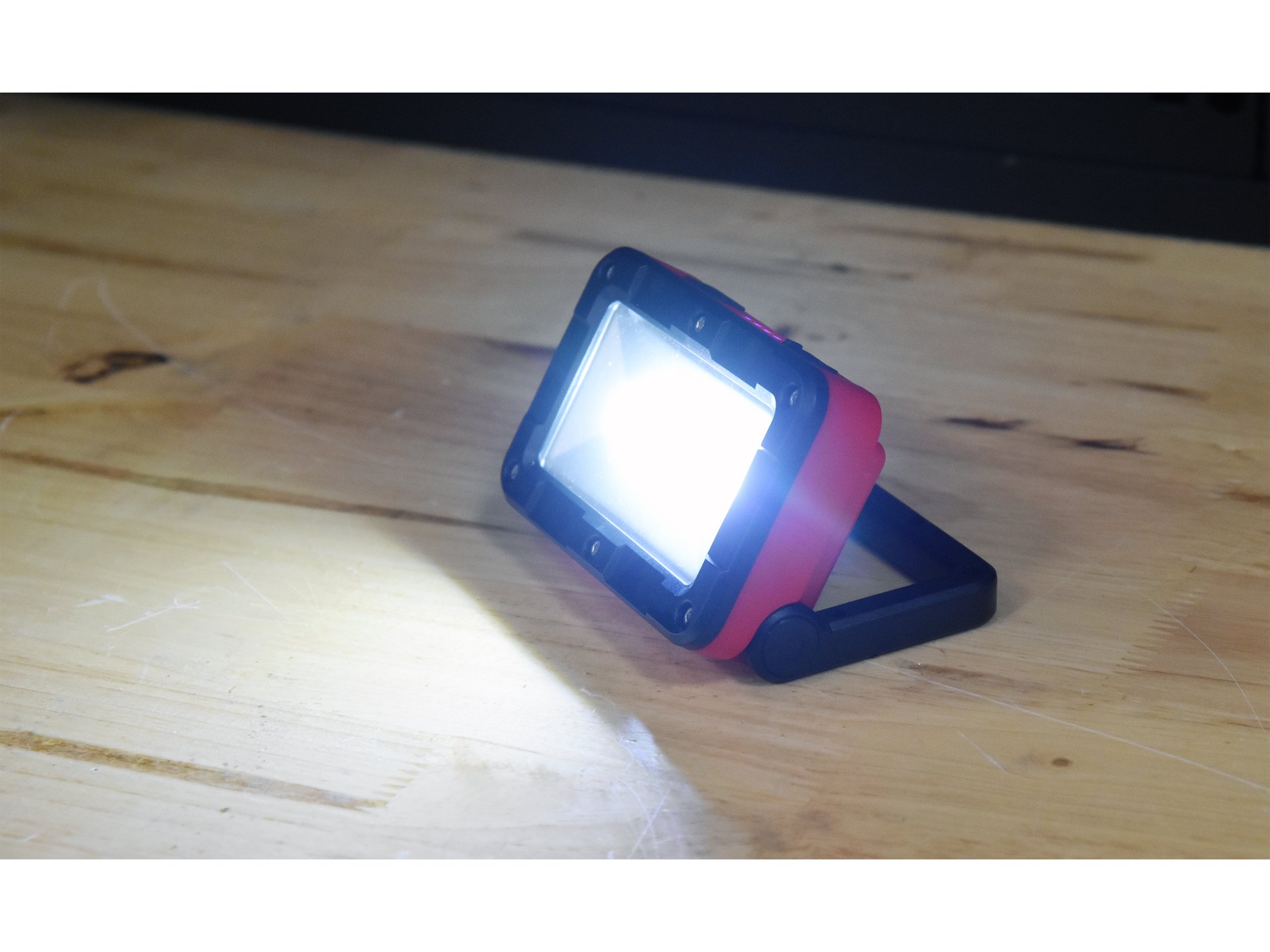 LED uzlādējams prožektors
