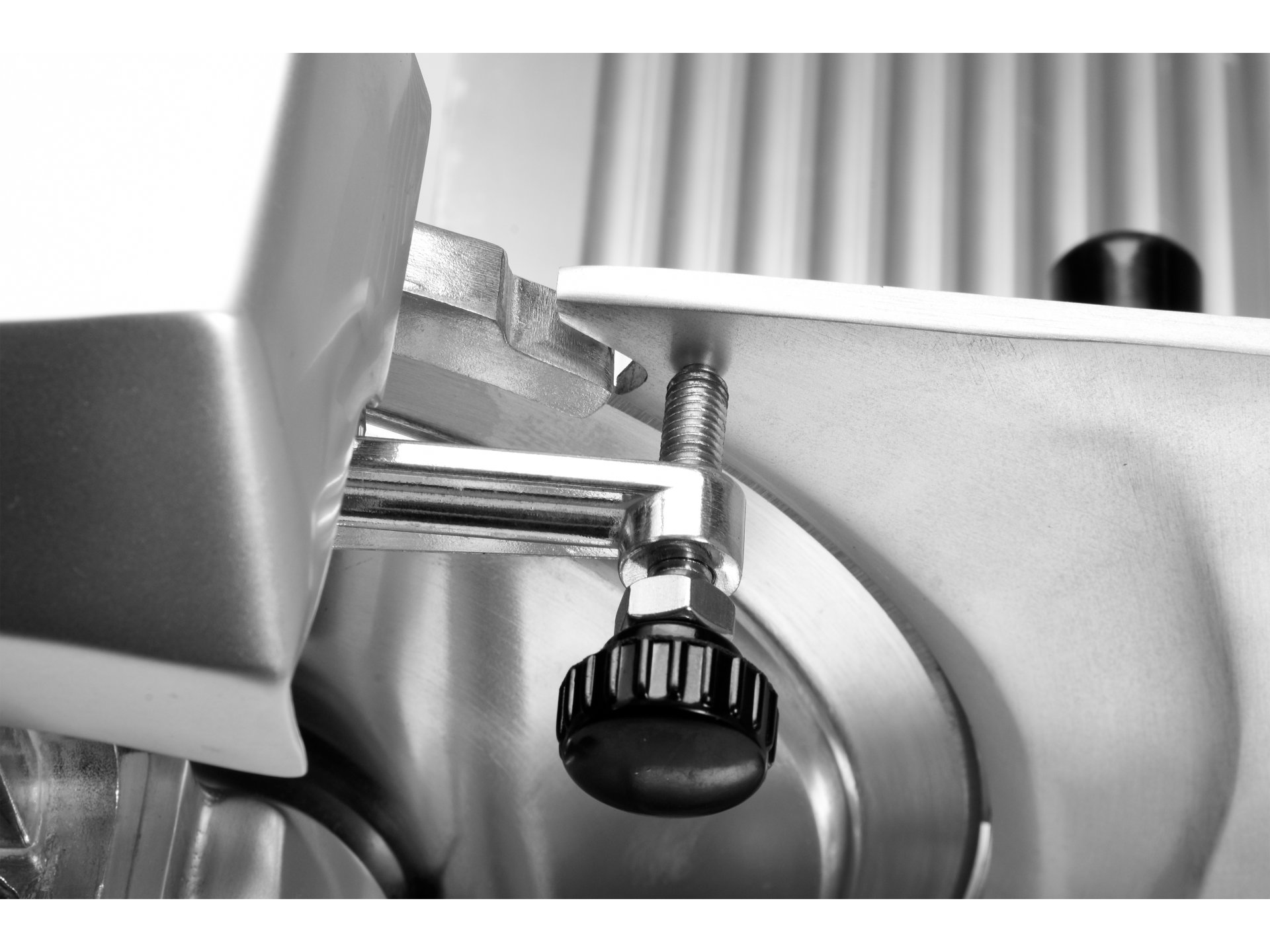 Semi-automatic meat slicer